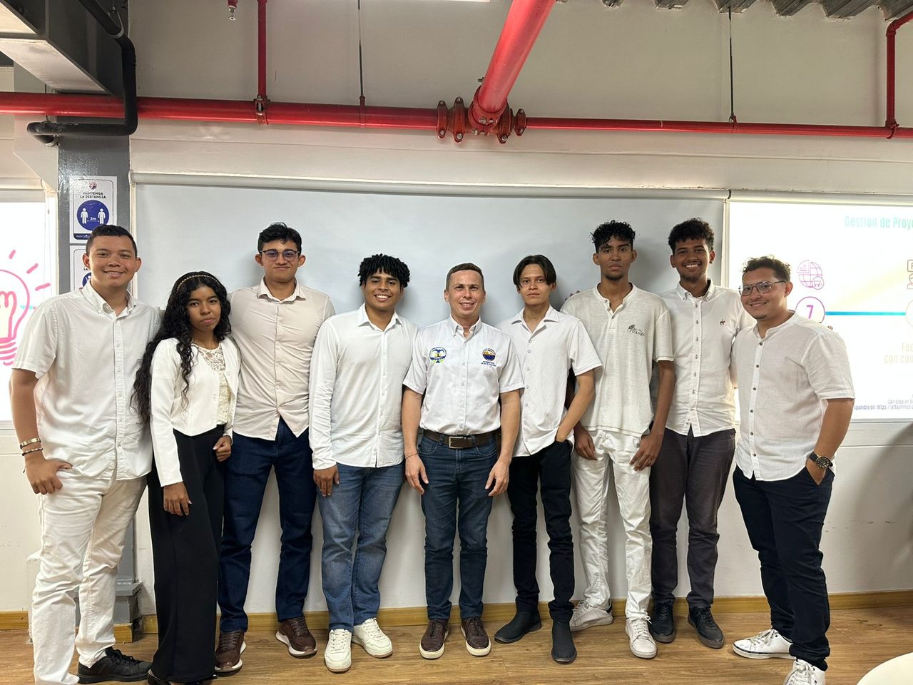 Integrantes del equipo LADUM reunidos en el laboratorio