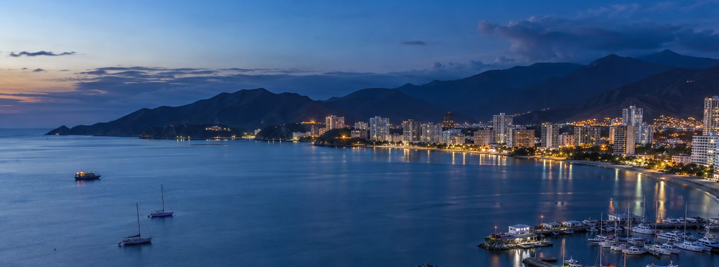 Mar y montañas de la bahía de Santa Marta al atardecer