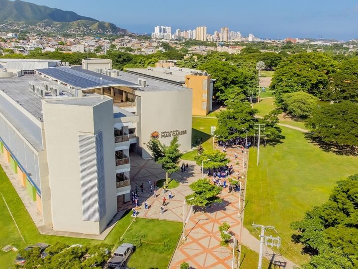 Vista aérea del campus de la Universidad del Magdalena, con el edificio Mar Caribe y la ciudad al fondo